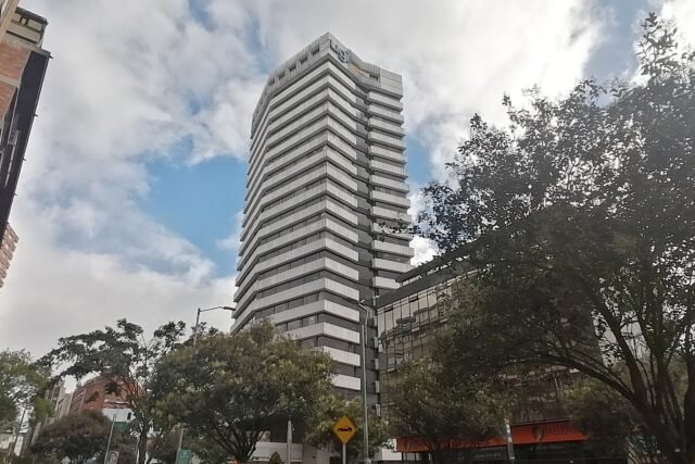Arriendo Amplia oficina en Edicicio  UGI